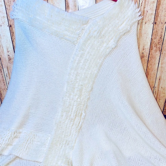 Sophia Max one size fits all Cream Color Pullover Shaw. - Picture 3 of 5